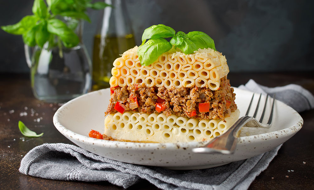 Na Grécia o prato principal apresentado é como um escondidinho de macarrões