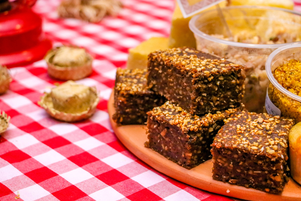 bolo de pé de moleque - receitas de bolos juninos - Assaí Atacadista