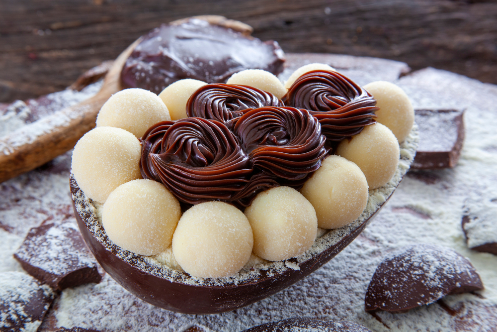 Ovo de Páscoa recheado com brigadeiro de leite em pó com creme de avelã