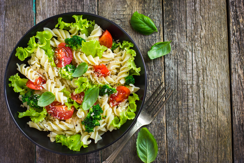 salada de macarrão com brócolis, tomate e alface - receitas do assaí atacadista