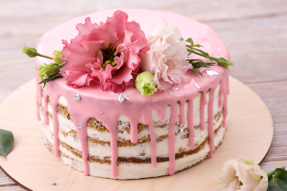 bolo branco com flores e uma calda rosa - decoração de bolos - assaí atacadista