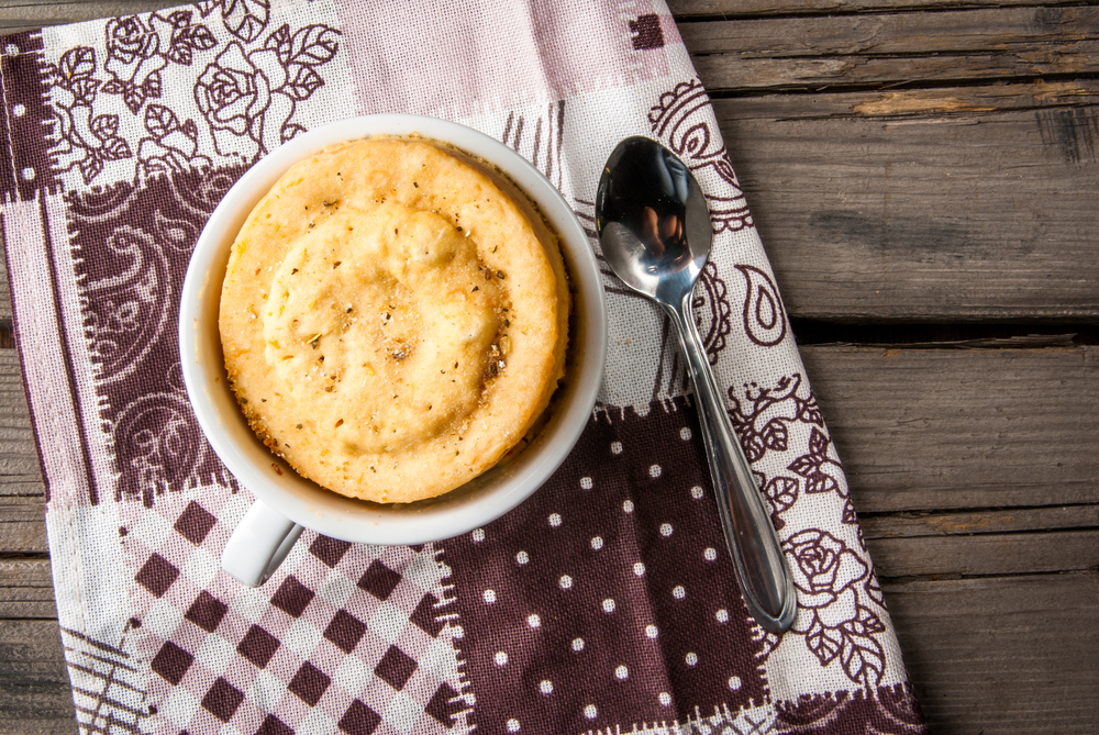 bolo de laranja na caneca em cima de um pano decorado - Assaí Atacadista - receitas de micro-ondas