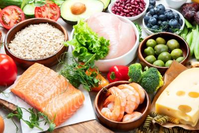 alimentos frescos diversos em uma mesa - prato saudável - Assaí Atacadista
