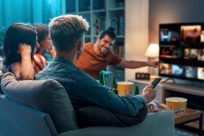 pessoas assistindo os desfiles das escolas - petiscos para o carnaval - assaí atacadista