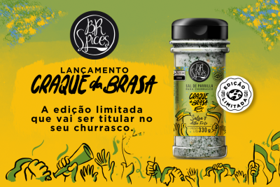  banner com o fundo verde e amarelo e uma embalagem do Sal Parrilla Craque da Brasa da BR Spices-Assaí Atacadista