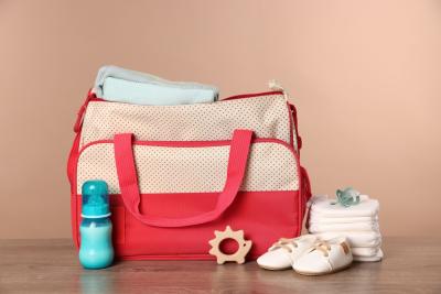bolsa para bebês vermelha com produtos em volta - Assaí Atacadista