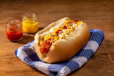 cachorro quente em um pano de prato com ketchup e mostarda - Assaí Atacadista - Cachorro quente regional