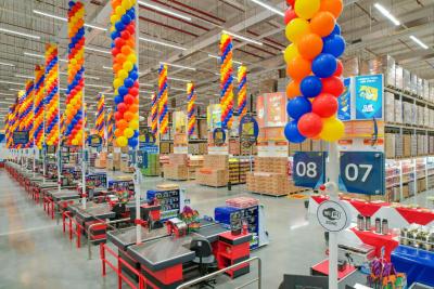 caixas e gondolas com produtos na loja do Assaí Atacadista de Jóquei - BA