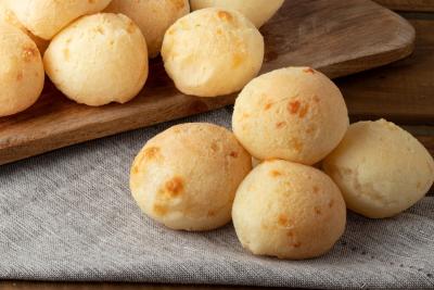 pão de queijo em cima de um guardanapo - assai atacadista