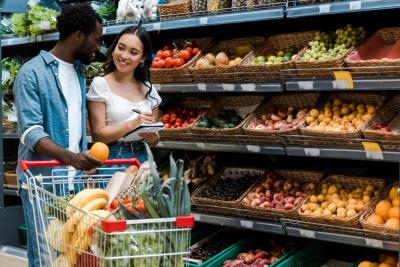 casal birracial fazendo compras no Assaí Atacadista - ofertas do Assaí