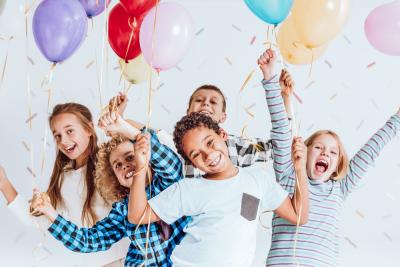 crianças com balões de aniversário em casa - assaí atacadista