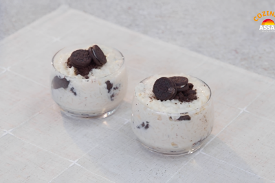duas tigelas pequenas com arroz doce com Oreo-Cozinha Assaí Atacadista-Mondelez Internacional