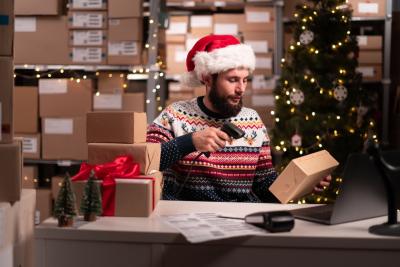 empreendedor homem branco com touca de natal trabalhando - natal e ano novo no assaí atacadista