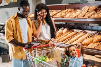 familia com homem mulher e criança negra felizes em um mercado com carrinho - Assaí Atacadista - dia do cliente