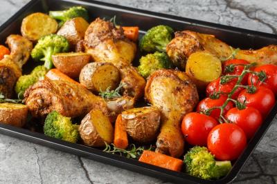 forma preta com legumes assados recem saídos do forno - Assaí Atacadista