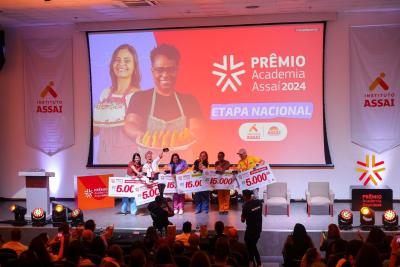 foto do palco do Prêmio Academia Assaí com os vencedores felizes com cheques gigantes nas mãos - Instituto Assaí Atacadista
