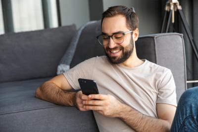 homem usando o app assaí no celular - assai atacadista