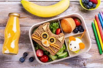 lancheira com alimentos saudavel no formato de gato e rato além de uma mesa com banana e outros itens - snacks para crianças - Assaí Atacadista