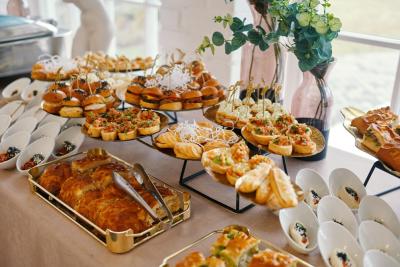 mesa com aperitivos para aniversario - assai atacadista