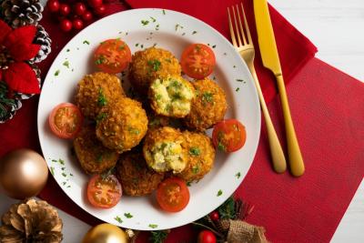 mesa com decoração de natal e um prato branco com bolinhos de grão de bico - Assaí Atacadista - natal vegetariano