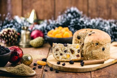 mesa com decorações de natal e um panetone cortado uma fatia-produtos sem glúten-Assaí Atacadista