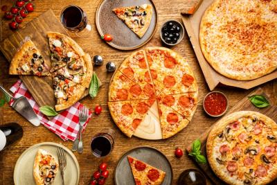mesa com pizza diferente inteira e em fatia - Assaí Atacadista