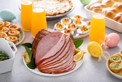 mesa com sucos de laranja ovos decorados e um lombo assado-receitas de páscoa-Assaí Atacadista