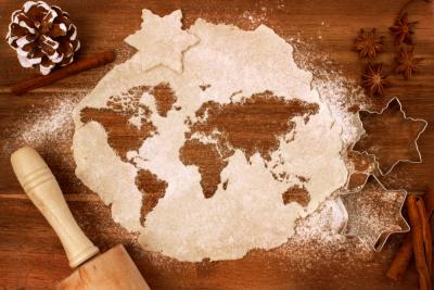 mesa de madeira com mapa global ilustrado na farinha-Assaí Atacadista-pratos típicos de Natal