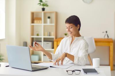 mulher branca contente estudando sobre desenvolvimento pessoal no notebook - Assaí Atacadista