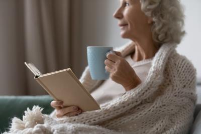 mulher de meia idade confortavel no inverno com economia - Assaí Atacadista