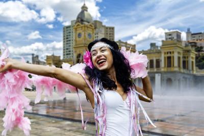 mulher com trajes de carnaval em uma cidade- carnaval no sudeste-Assaí Atacadista