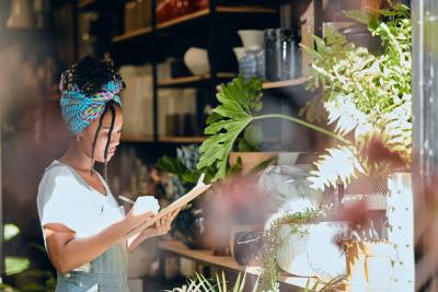 mulher negra empreendedora organizando as vendas de verão do seu negócio - assaí atacadista