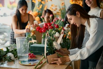 mulheres participando de um evento de dia das mães com um workshop sobre flores-Assaí Atacadista