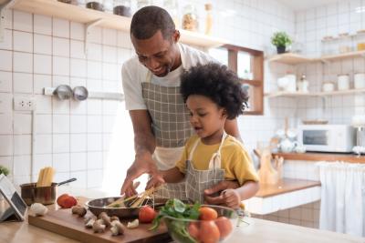 pai e filho cozinhando - presentes Dia dos Pais - Assaí Atacadista