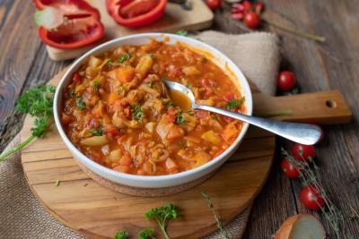 panela com sopa e uma colher - receitas de sopas - Assaí Atacadista