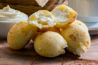 pão de queijo recheado com requeijão-combinações brasilianas Polenghi-Assaí Atacadista