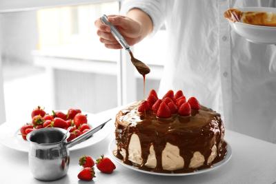 pessoa decorando um bolo de aniversário - assai atacadista