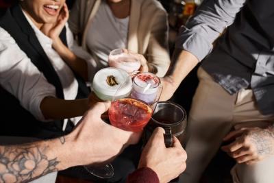 pessoas brindando com bebidas diferentes - bebidas para presentear - Assaí Atacadista