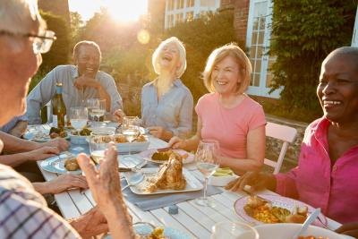pessoas de meia idade fazendo uma refeição no verão - alimentação de verão - assaí atacadista