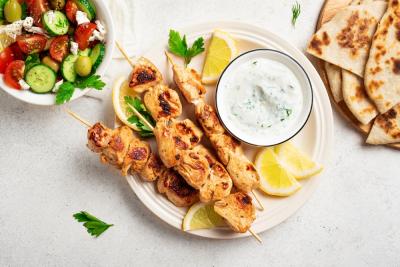 prato com salada, creme e espetinho de frango - receitas leves para o verão - Assaí Atacadista