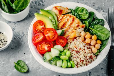 prato saudável com frango, legumes, vegetais e grãos - Assaí Atacadista