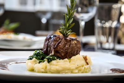 prato de carne com purê e alecrim - receitas elegantes - Assaí Atacadista