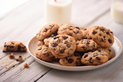 prato com cookies biscoitos com gotas de chocolate - Assaí Atacadista - receitas de micro-ondas