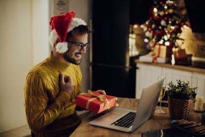 homem com presente - amigo secreto - Assaí Atacadista