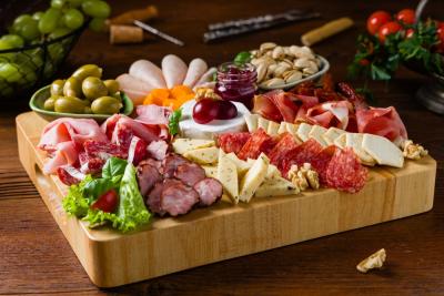 tabua de frios com vários alimentos picados - Assaí Atacadista