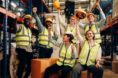 trabalhadores com equipamento de segurança - segurança no trabalho - assaí atacadista