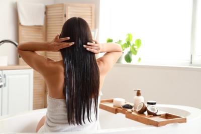 mulher com cabelo longo em um banheiro-unilever-linha Seda Mega Crescimento-Assaí Atacadista