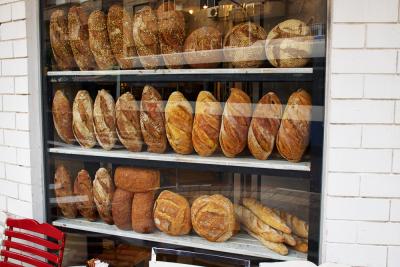 vitrine de loja com pães enfileirados - Assaí Atacadista - limpeza de vitrines