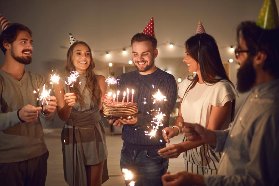 amigos homens e mulheres adultos em uma festa de aniversário - assaí atacadista