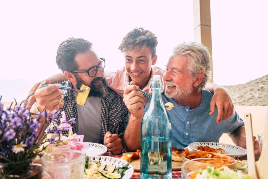 avô, pai e filho almoçando - dia dos pais - assaí atacadista